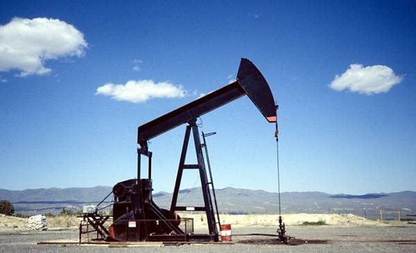 El petróleo cae tras la reapertura del Estrecho de Ormuz: impacto en los mercados