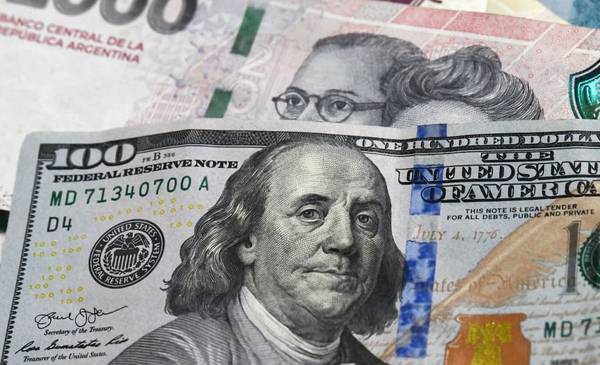 El dólar oficial cierra a la baja tras una jornada negativa en los mercados