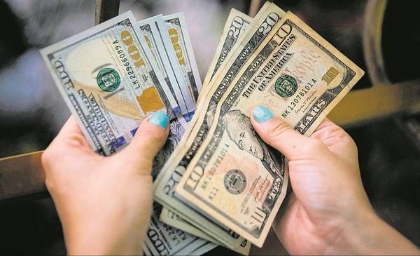 El dólar oficial subió 15 pesos y cerró en $1.435