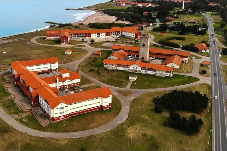 Ordenan desalojar a trabajadores del complejo turístico Chapadmalal: conflicto laboral