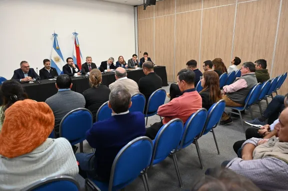 Gobernador impulsa reforma legal en reunión con autoridades comunales