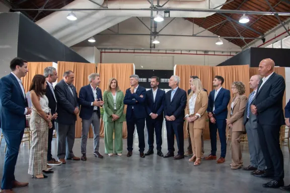 Gobernador participa en la cumbre de intendentes en Paraná