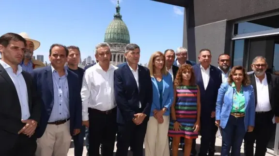 Intendentes de todo el país delinean reclamo transversal a Milei por caída de coparticipación en Paraná