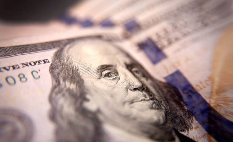Dólar oficial sube cinco pesos y cierra en $1425