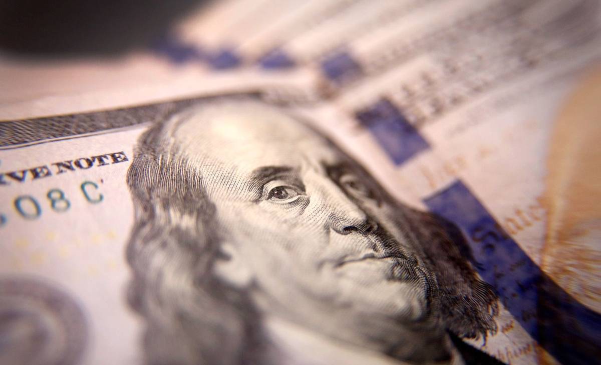 Dólar oficial sube cinco pesos y cierra en $1425