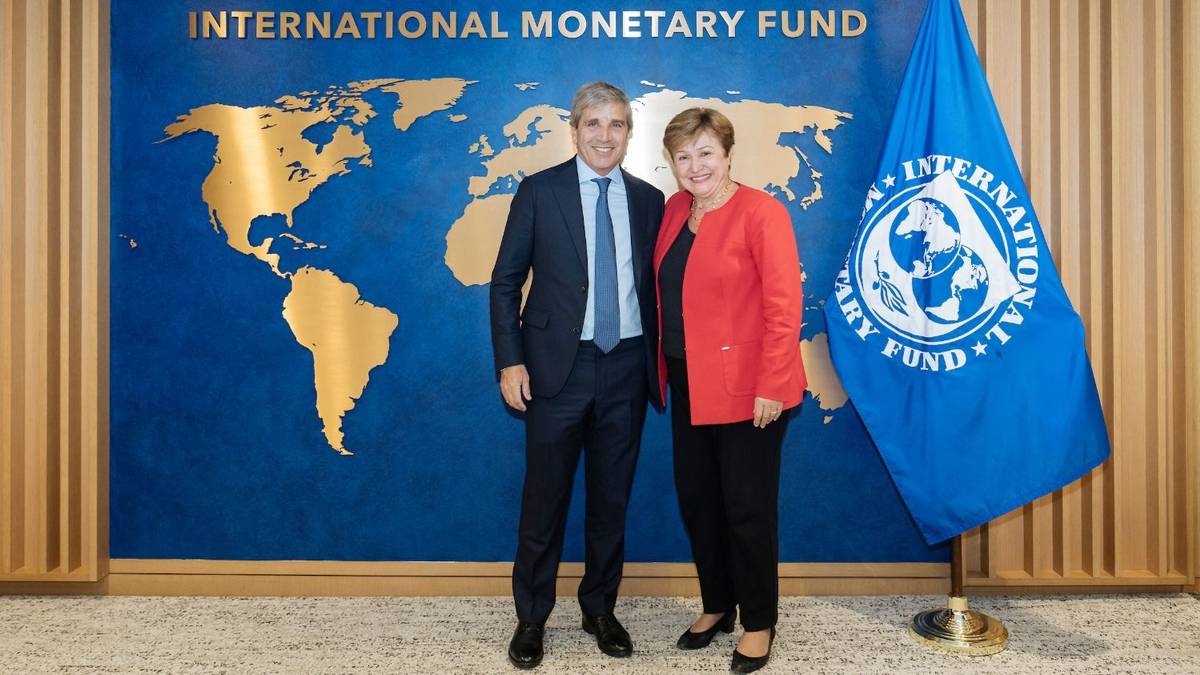 FMI exige retenciones, impuesto a las Ganancias, reforma del Monotributo y ajuste fiscal