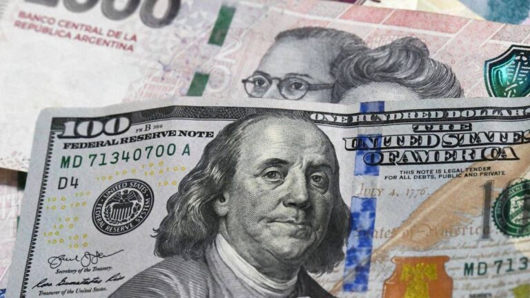 Dólar oficial cerró en $1.420 tras subir cinco pesos