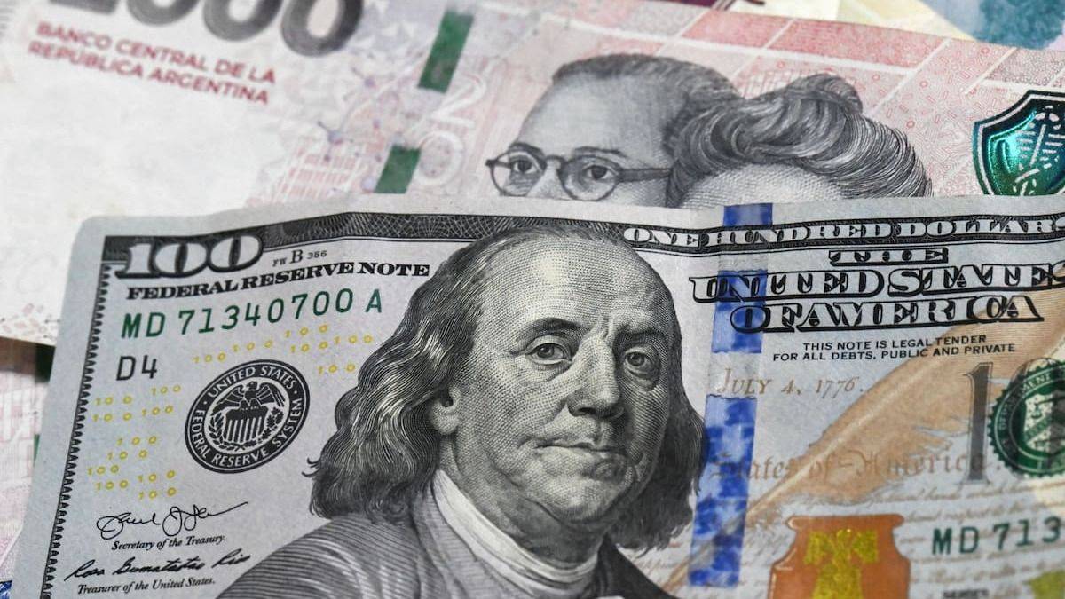 Dólar oficial cerró en $1.420 tras subir cinco pesos