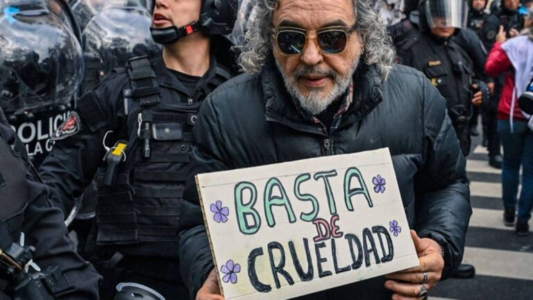 Milei, Caputo y Adorni recortan casi $3 billones del Presupuesto para cerrar las cuentas