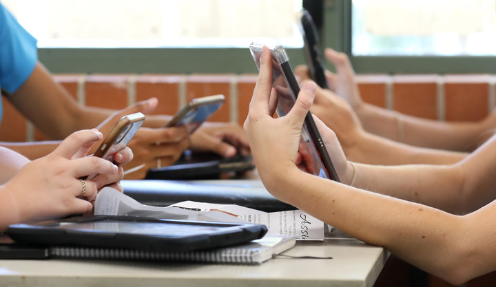 Proyecto de ley para prohibir celulares en escuelas de Entre Ríos