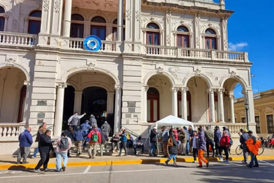 Trabajadores municipales se movilizan frente al palacio municipal