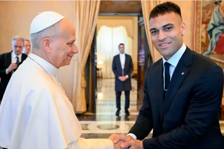 Lautaro Martínez Leads Inter Milan Delegation in Visit to Pope Francis