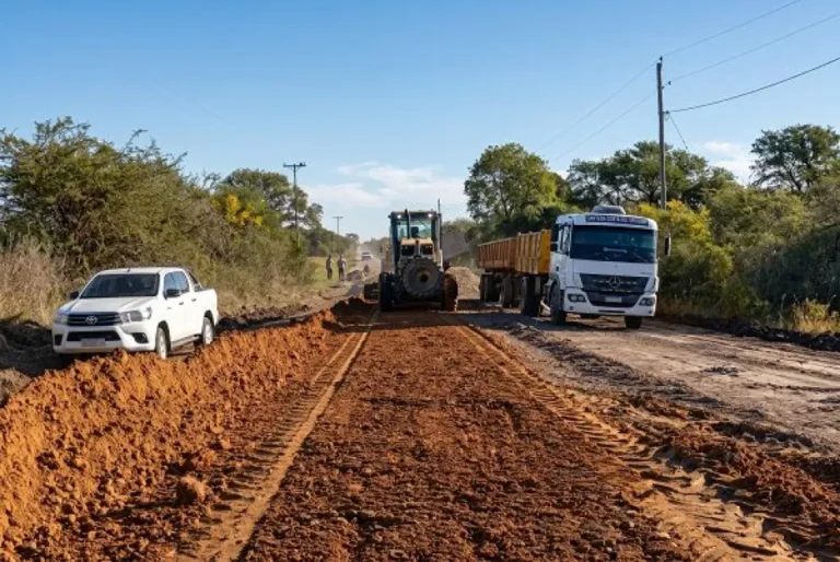 Vialidad realiza reposición de ripio en Ruta 28 en Feliciano