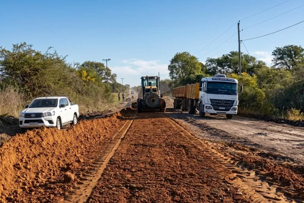 Vialidad realiza reposición de ripio en Ruta 28 en Feliciano