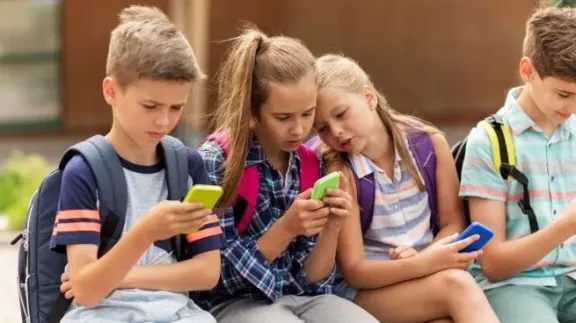 Entre Ríos propone ley para prohibir celulares en escuelas obligatorias