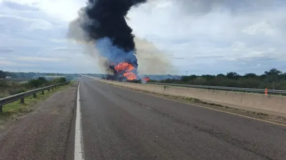 Conductor muere en incendio de camión cisterna en ruta 14