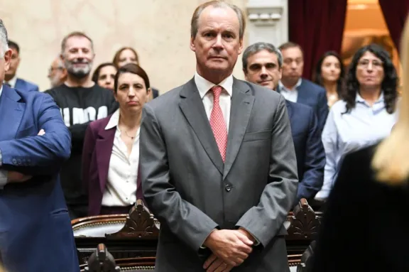 Bordet lleva reclamos clave al Congreso y critica el silencio de Adorni