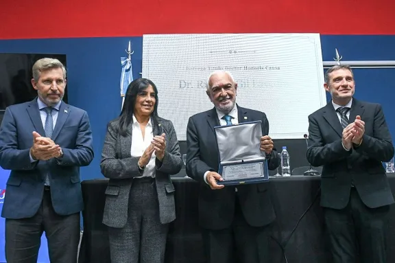 Frigerio y Aluani entregan título Doctor Honoris Causa a Gil Lavedra