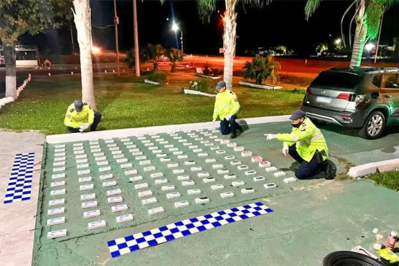 Más de 100 celulares ocultos son secuestrados dentro de un vehículo