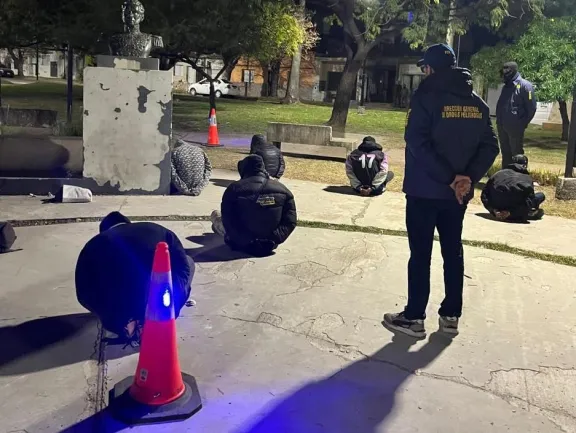 Droga y detenidos en allanamientos nocturnos en Paraná