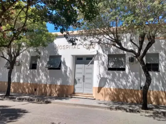 Hombre armado irrumpe en hospital y amenaza a empleado