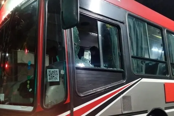 Repartidor detenido tras apedrear un colectivo y herir al chofer
