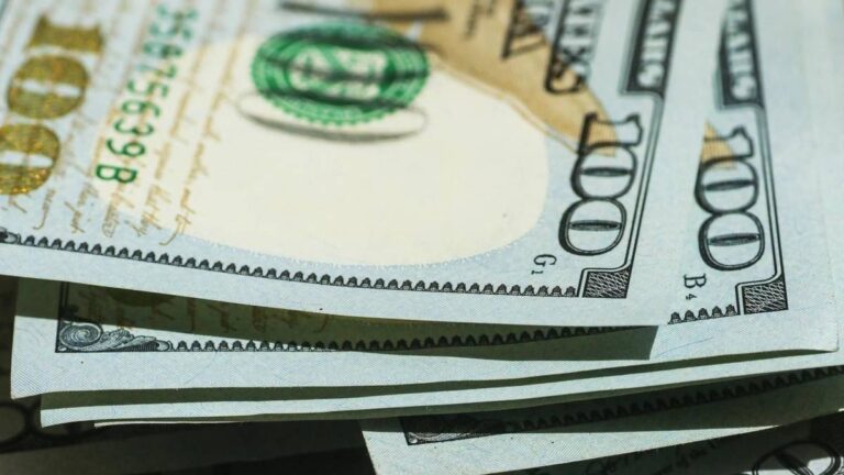 Dólar oficial sube cinco pesos y cotiza a $1.460, máximo desde febrero