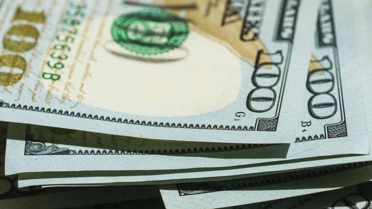 Dólar oficial sube cinco pesos y cotiza a $1.460, máximo desde febrero