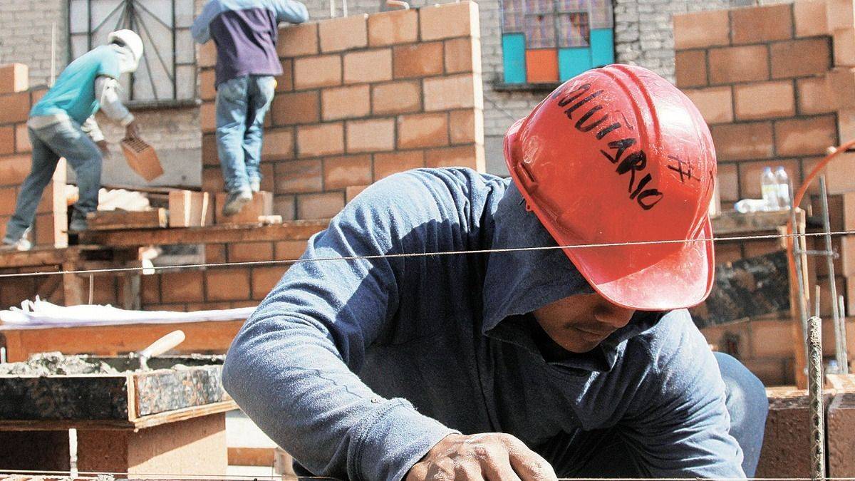 Cuánto gana un albañil en junio de 2026: salario por día y por hora