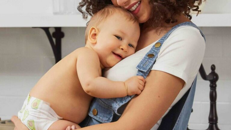 Salario de niñeras y cuidadores de adultos en junio 2026: cuánto ganan por día y por hora