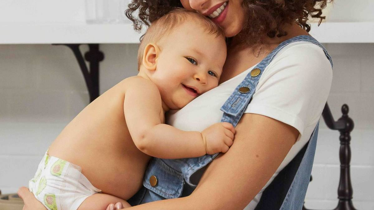 Salario de niñeras y cuidadores de adultos en junio 2026: cuánto ganan por día y por hora