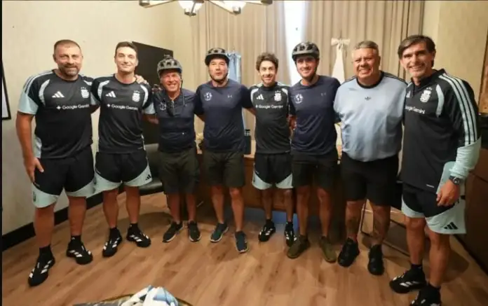 Biciviajeros entrerrianos se fotografiaron con Scaloni y Chiqui Tapia
