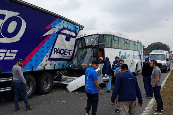 Micro de Concordia choca contra camión en Panamericana y deja 12 heridos