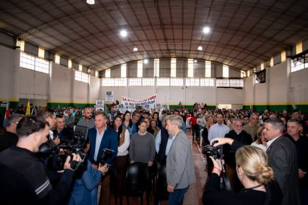 Protestas de docentes y trabajadores públicos en General Campos por visita de Frigerio