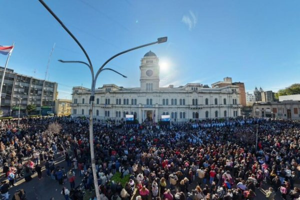 Aluani encabeza la ceremonia del Día de la Bandera