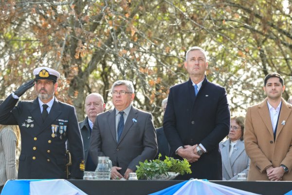 Over 500 Children Pledge Allegiance to Argentine Flag Under Urquiza Sky