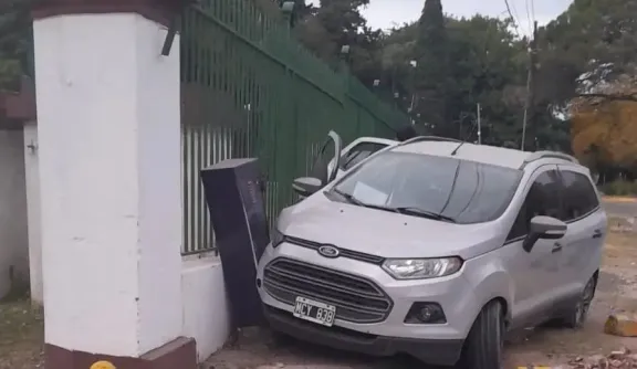 Mujer alcoholizada choca contra la entrada de un hospital militar