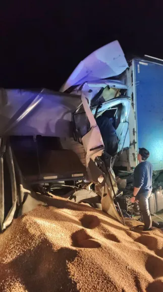 Conductor atrapado en choque por desprendimiento de acoplado