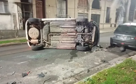 Swerving to Avoid Dog, Driver Crashes Into Car and Overturns in Paraná
