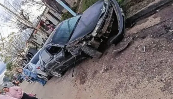 Conductor de máquina vial hiere y destruye autos en grave accidente