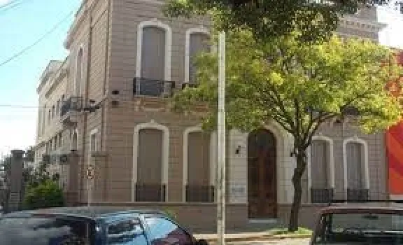 Procesan a pareja por vender ropa apócrifa en Crespo
