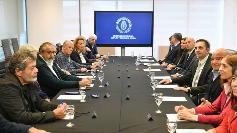 Gobierno da marcha atrás y rehabilita fondos para los sindicatos