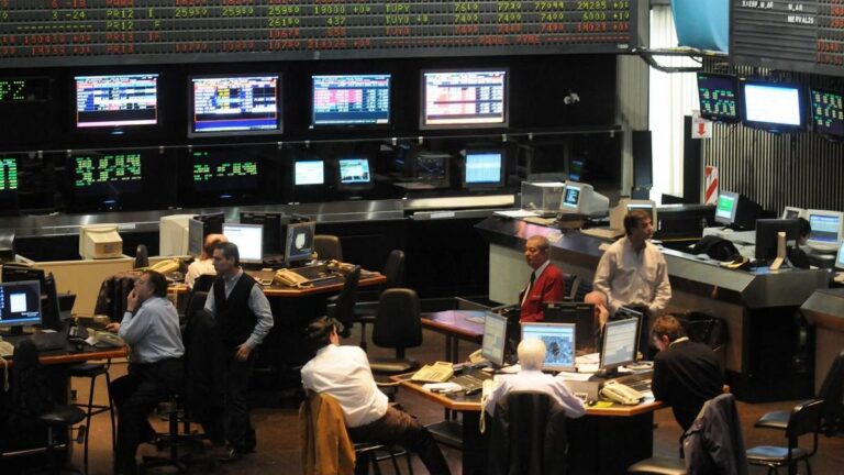 Bonos argentinos en picada: riesgo país asciende a 445 puntos básicos