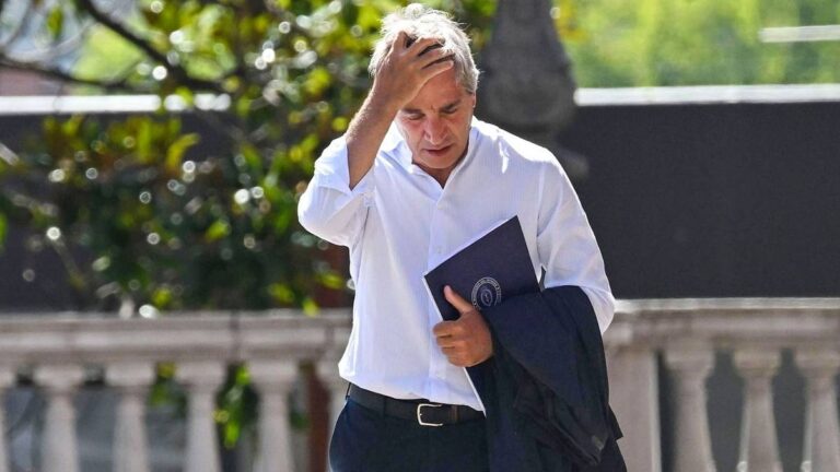 Caputo revela venta de Aysa y empresas energéticas para pagar deuda