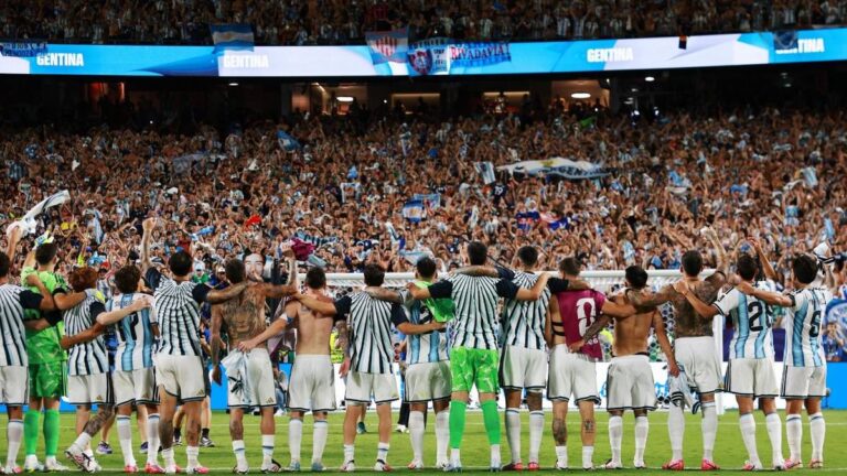El que no salta es un inglés: origen y significado de la histórica canción contra Inglaterra