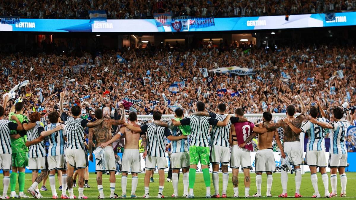 El que no salta es un inglés: origen y significado de la histórica canción contra Inglaterra