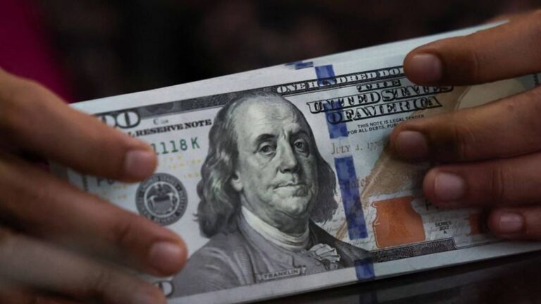 Dollar Hits One-Month High as Markets Await Fed Rate Decision