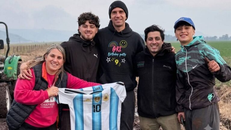 Dibu Martínez Trapped in Mud: Shocking Condition of His Fractured Hand Revealed