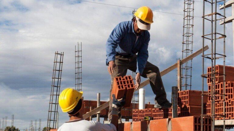 ¿Cuánto cobra un albañil por hora en agosto 2026 con el aumento salarial?