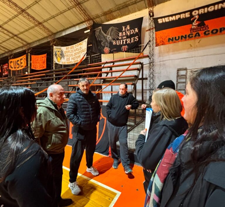 Rossi entrega aporte económico al Club Urquiza de Santa Elena por su participación en la Liga Federal de Básquet